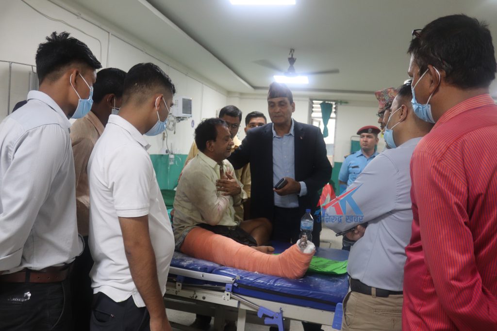 दुर्घटनामा घाइते भारतको राजस्थान बस्ने ७२ बर्षीय सुरेस चन्द्र चक्रवती सहितको अवस्था बारे हेटौँडा अस्पताल पुगेर जानकारी लिर्दै मकवानपुरका प्रमुख जिल्ला अधिकारी सुर्यप्रसाद सेढाई । तस्विर:अनिल पराजुली