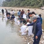 मनहरी पुल नजिकैको खोलामा माछामा भुरा छाडिँदै ।