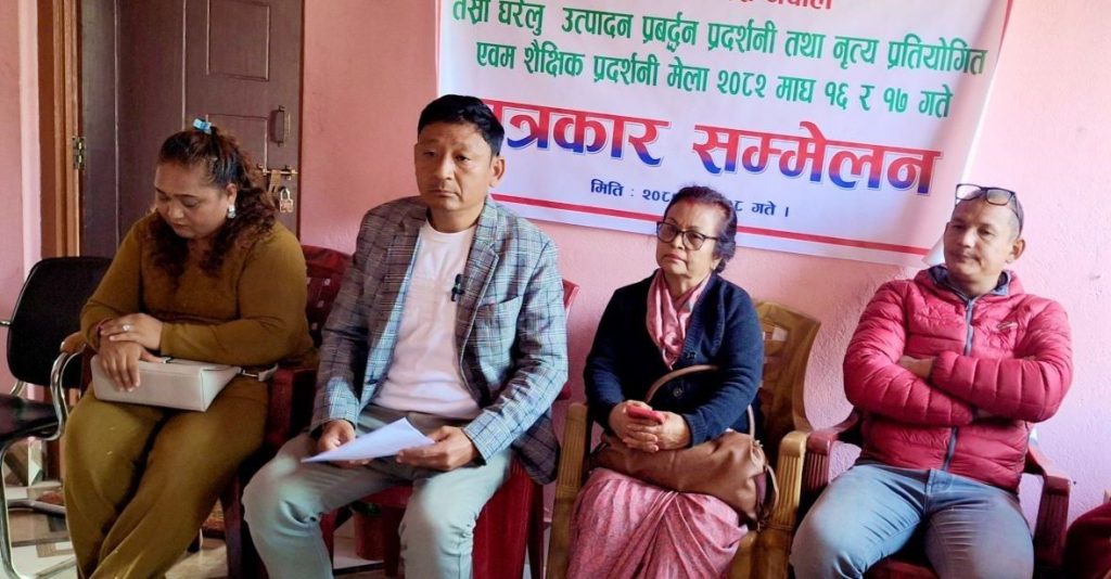 मेलाबारे जानकारी दिँदै आयोजक ।